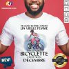 Ne Sous Estimez Jamais Un Vieille Femme Avec Une Bicyclette Et Est Ne En Decembre Shirt - Design By Versiontee.com